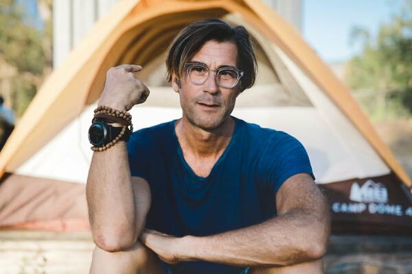 S 4 BANKE BIO JE TEŽAK ALKOS i LUZER, a sad je VEGETARIJANAC, maratonac, guru i NAJPOŽELJNIJI ZRELI MUŠKARAC!