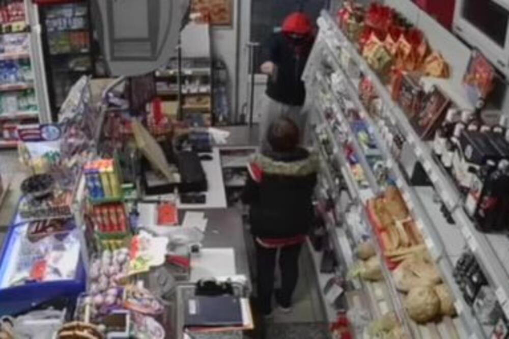 RAZBOJNIK SA PIŠTOLJEM UPAO U PRODAVNICU U BUKOVLJU, PRODAVAČICA REKLA "NE DAM PARE!": Sad je slavi BALKAN (VIDEO)