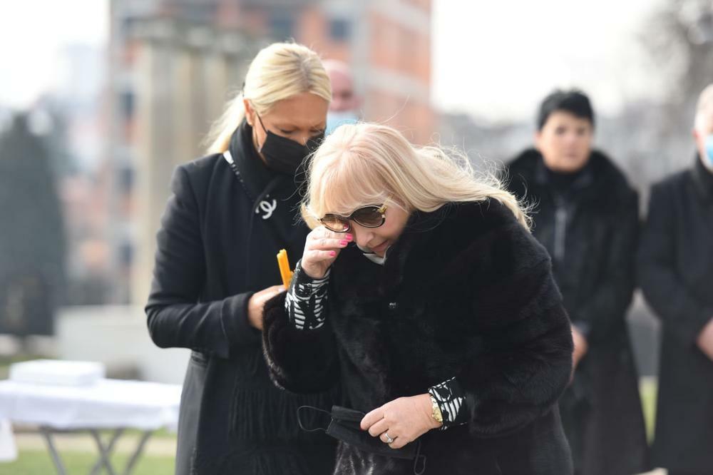STRAVIČNA TUGA I BOL U DOMU ŠAULIĆA: Udovica Goca pala na Šabanov grob, PLAKALA I JECALA, deca neutešna! (FOTO)