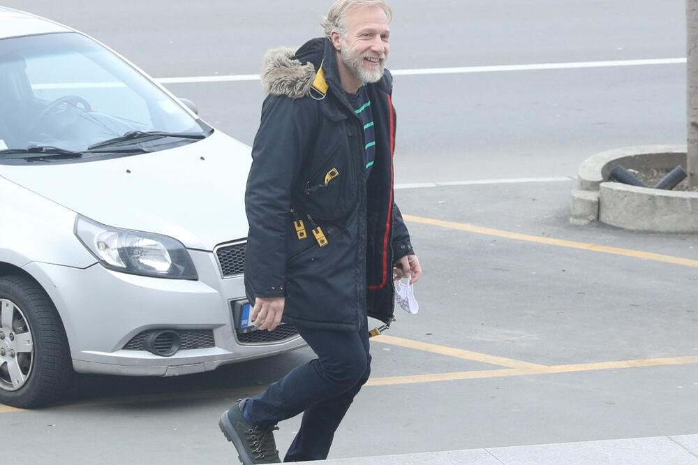 OVA BOMBA JE SUPRUGA MILANA KALINIĆA: Bujne grudi, zategnuto telo i poza koja MAMI NA GREH! (FOTO)