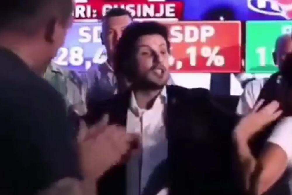 DRITANA TETKA SPOPALA DOK JE DRŽAO GOVOR, RUKE SU MU POLETELE: Ljudi trljaju oči, niko ne veruje u šta gleda! VIDEO