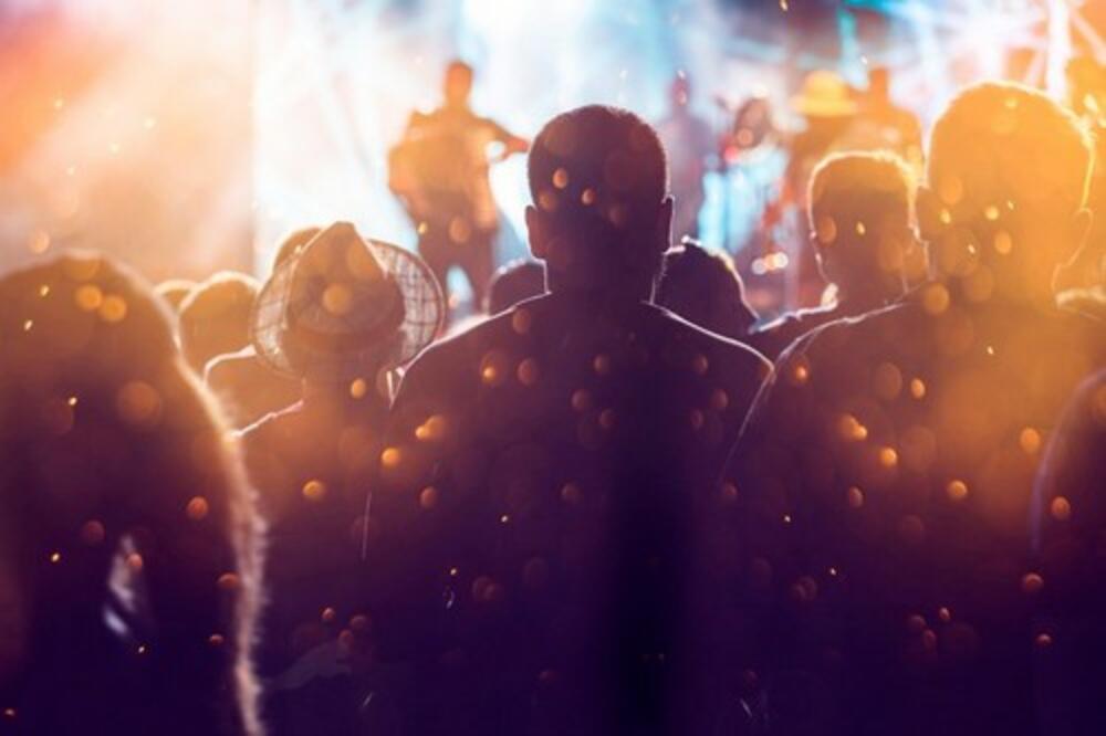 DOKLE MISLITE OVAKO? Muzika uživo cepala u sred Beograda, 50 ljudi se veselilo, a onda je upala komunalna policija!