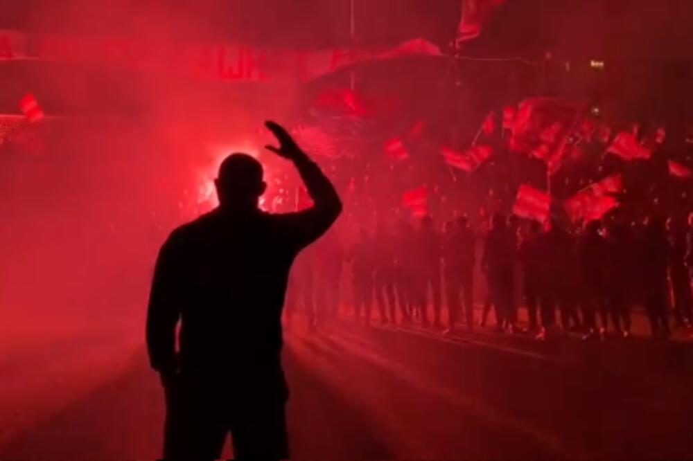 STANKOVIĆ PREDVODIO NAVIJANJE DELIJA: Topovski udari i crveno nebo iznad Marakane! (VIDEO)