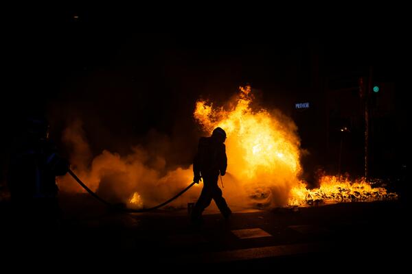 SKANDAL! ZBOG REPERA CELA BARSELONA GORI U PLAMENU: Podigao USTANAK pa se zaključao u Univerzitet!