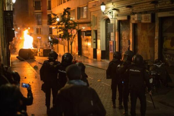 ŠPANSKA POLICIJA PUCALA NA DEMONSTRANTE GUMENIM MECIMA: Traže puštanje na slobodu repera Pabla Hasela! (VIDEO)