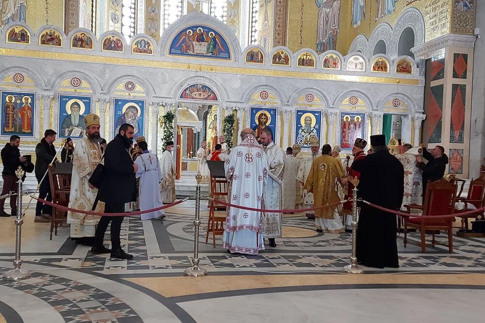 VELIČANSTVENA ATMOSFERA U HRAMU SVETOG SAVE: Bira se PATRIJARH SPC! (VIDEO)