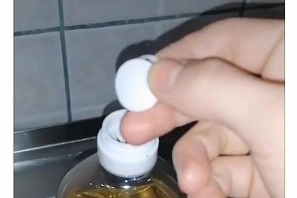 25 GODINA NISAM ZNALA ČEMU SLUŽI ČEP OD ULJA: Kad vidite ZABEZEKNUĆETE SE, NEVERICA, što nam niko pre nije rekao?