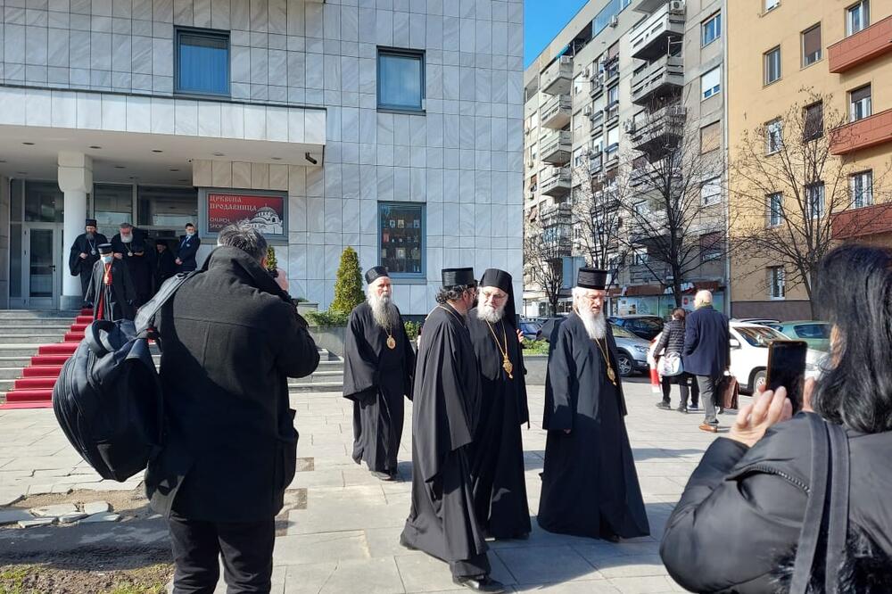 ISPLIVALI PRVI REZULTATI GLASANJA ZA PATRIJARHA SPC: Samo jedan vladika dobio više od polovine glasova