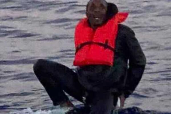 PROVEO 36 SATI SAM U MORU NAKON ŠTO MU JE ČAMAC POTONUO: Kada su ga pronašli, prizor ih je FRAPIRAO!