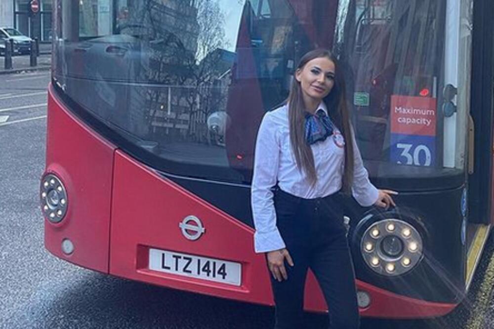 GOVORE MI DA SAM PREVIŠE LEPA DA BIH VOZILA AUTOBUS: Muškarci je spopadaju, žene NAPADAJU zbog kose i noktiju! FOTO