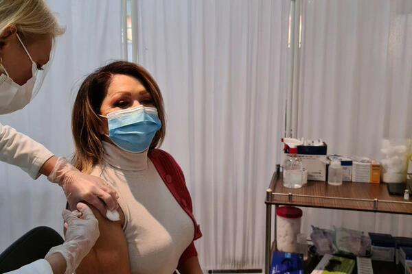 NEDA UKRADEN SE VAKCINISALA, PA NAPADNUTA: Usledile BRUTALNE OSUDE, ona se NAOŠTRILA I HITNO REAGOVALA! (FOTO)