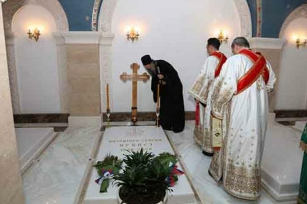 PATRIJARH PORFIRIJE NAKON PROGLAŠENJA URADIO BITNU STVAR: Obišao je grob upokojenog Irineja (FOTO)