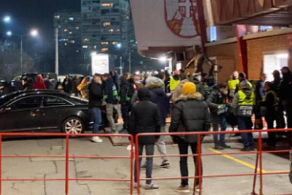 STVORILA SE GUŽVA ISPRED MARAKANE: Dosta ljudi se skupilo, policija na svakom koraku (FOTO)