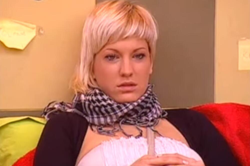 VELIKI BRAT SE TRESAO ZBOG NJE, NAKON ZAVRŠETKA SE POVUKLA IZ JAVNOSTI: Danas je porodična žena POTPUNO IZMENJENA!