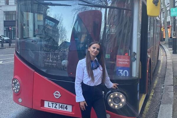 ONA JE NAJLEPŠA VOZAČICA GRADSKOG AUTOBUSA: Otkriva šta joj sve muškarci govore kad uđu unutra! (FOTO)