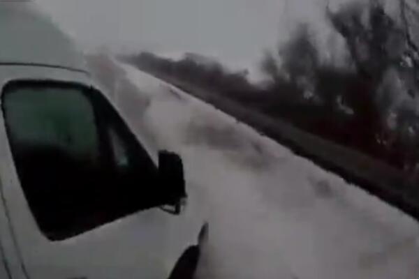 SNIMAO VOŽNJU, A ONDA SE POJAVIO BELI KOMBI: Kakvo ludilo! (VIDEO)