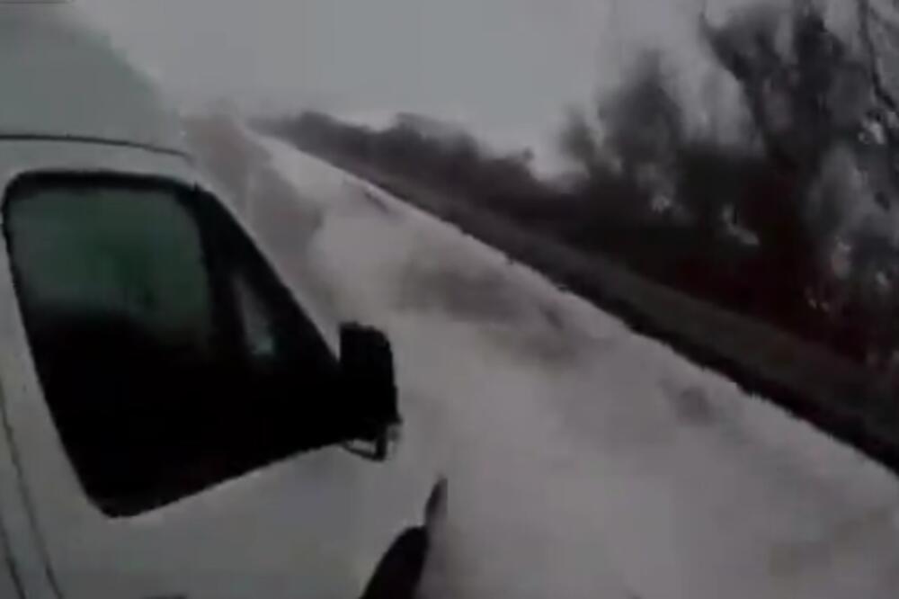 SNIMAO VOŽNJU, A ONDA SE POJAVIO BELI KOMBI: Kakvo ludilo! (VIDEO)