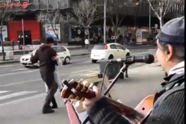 SVI BEOGRAĐANI SU GLEDALI SAMO U NJIH DVOJE: Nisu mogli da odole i NISU MARILI ZA PROLAZNIKE! (VIDEO)