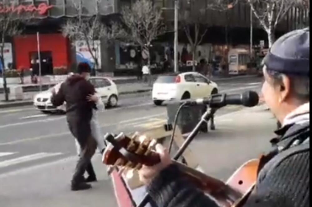 SVI BEOGRAĐANI SU GLEDALI SAMO U NJIH DVOJE: Nisu mogli da odole i NISU MARILI ZA PROLAZNIKE! (VIDEO)