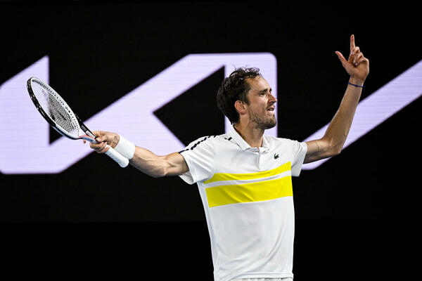 ĐOKOVIĆ SAZNAO RIVALA U VELIKOM FINALU: Medvedev u tri seta bolji od umornog Cicipasa!