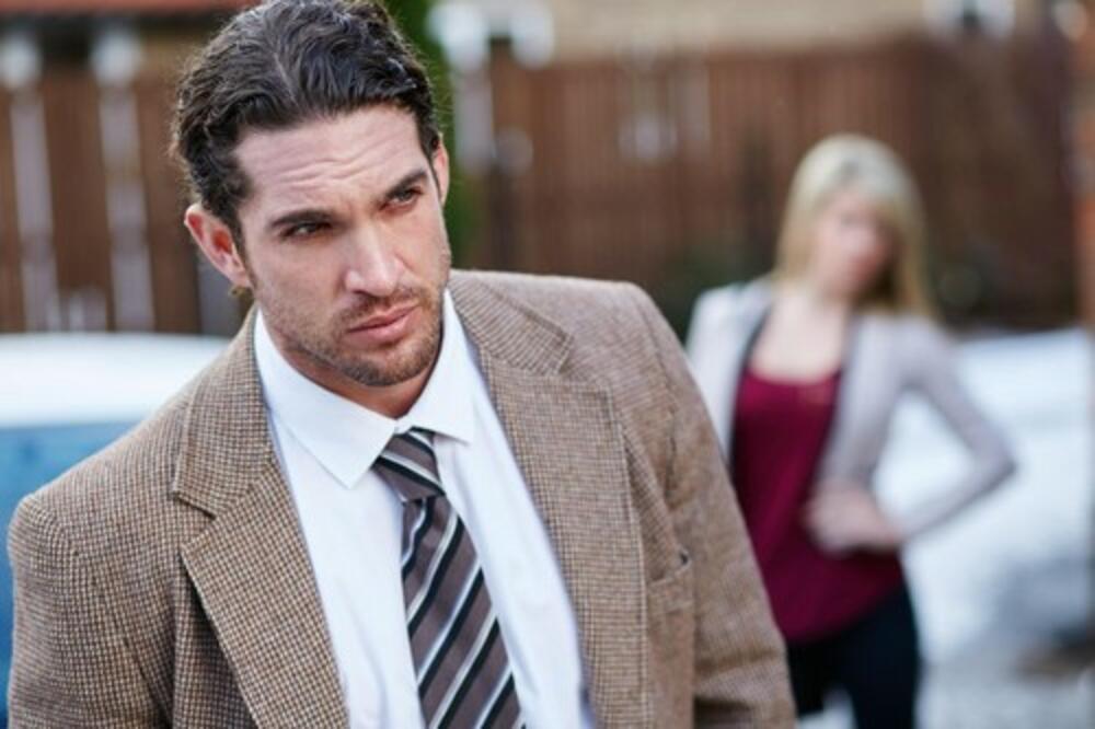 "MUŽ MI SE ČUDNO PONAŠA VEĆ POLA GODINE": Žena htela da uhvati supruga u PRELJUBI pa ugledala nešto čudno na autu