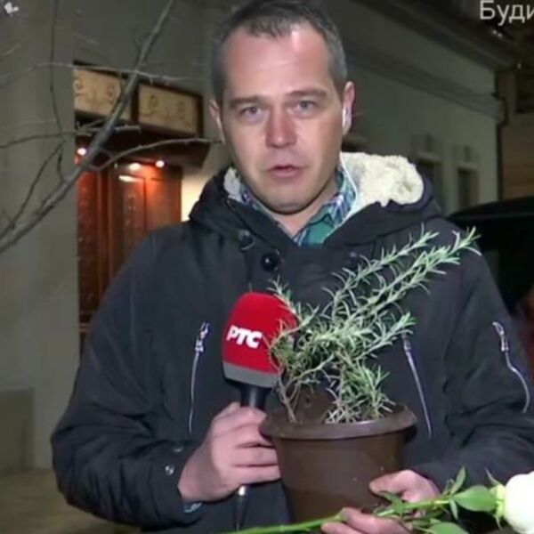 JEDVA JE IZGOVARAO REČI: Reporter RTS očiju punih suza ispred Balaševićeve kuće nije mogao da se suzdrži