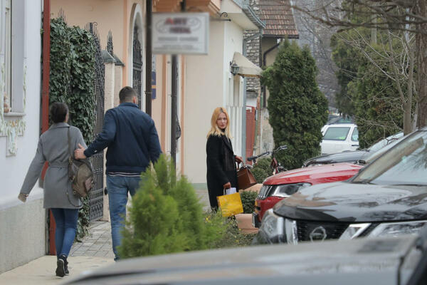 TUŽNI PRIZORI ISPRED KUĆE BALAŠEVIĆ! Olivera izašla uplakana, građani pale sveće! (FOTO)