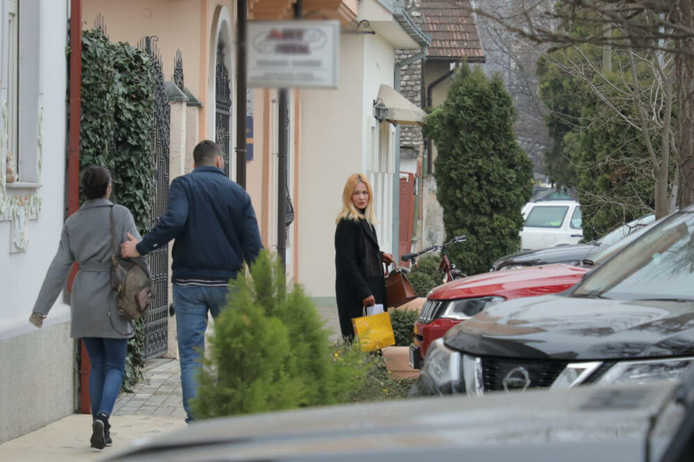 TUŽNI PRIZORI ISPRED KUĆE BALAŠEVIĆ! Olivera izašla uplakana, građani pale sveće! (FOTO)