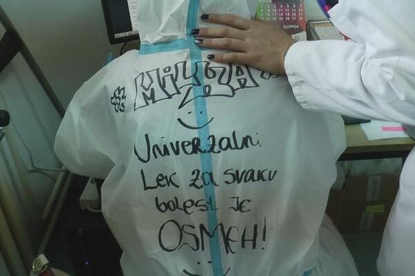 SVI PRIČAJU O NATPISIMA NA SKAFANDERIMA NAŠIH MEDICINSKIH SESTARA: Ove vesti izmamljuju osmeh (FOTO)