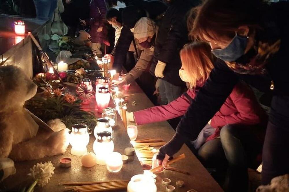 ZAGRLI ME SAD, JAKO, NAJBOLJE ŠTO ZNAS I NEMOJ CRNOJ PTICI DA ME DAŠ: Balaševićevi stihovi ore se prestonicom!