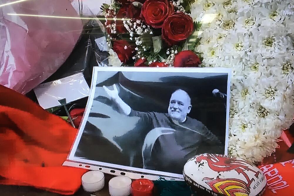 BALAŠEVIĆEVA SLIKA ISPRED MEMORIJALNOG ZIDA LIVERPULA! Divan gest novinara u Engleskoj (FOTO)