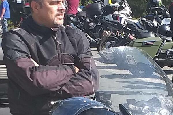 NAPUSTIO NAS JE LEKAR, HUMANISTA, ROKER I BAJKER: Valjevci ŽALE za OMILJENIM lekarom Sašom Pakevićem