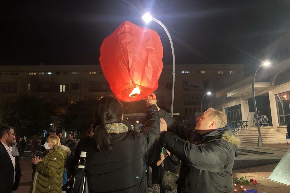 RUŽE I SVEĆE ZA LEGENDU: Podgorica se OPROSTILA od Balaševića, svuda odzvanja njegova pesma!