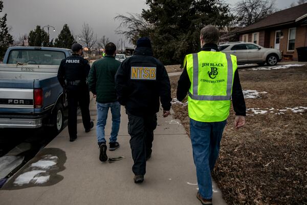 DRAMA U AMERICI: Avion počeo da se raspada iznad Denvera, delovi letelice PADALI NA GRAD! (FOTO)