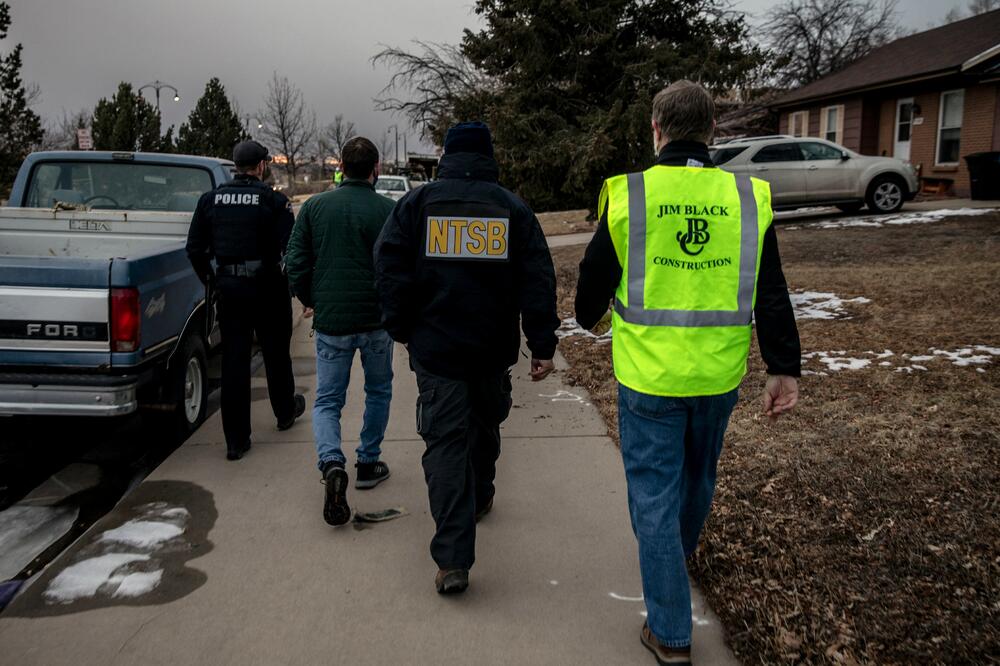 DRAMA U AMERICI: Avion počeo da se raspada iznad Denvera, delovi letelice PADALI NA GRAD! (FOTO)