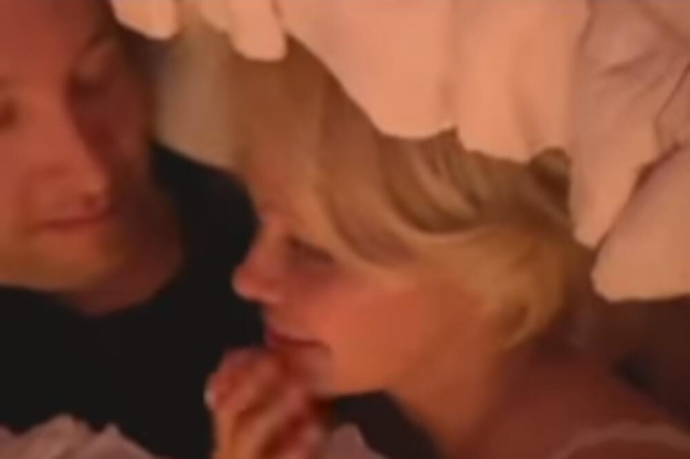 JUTROS SE DOGODILO SKANDALOZNO UKLJUČENJE U PROGRAM: Poznata glumica se javila sa DEČKOM polugola iz KREVETA!