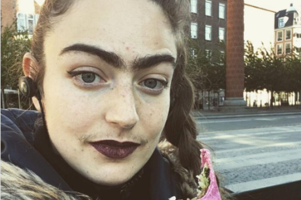 NEKA ME VREĐAJU, NEĆU DEPILIRATI BRKOVE I OBRVE: Svi bez prestanka bulje u Eldinu (FOTO)