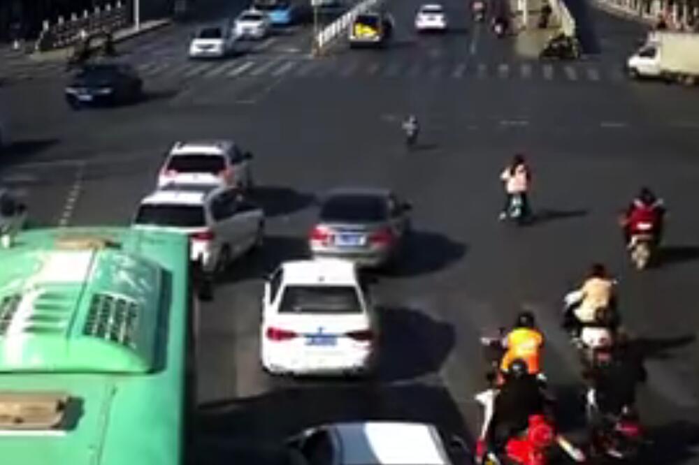 DETE ISPALO IZ KOMBIJA NASRED RASKRSNICE! Majka trčala ka njemu, sekunda ih je delila od velike tragedije! (VIDEO)