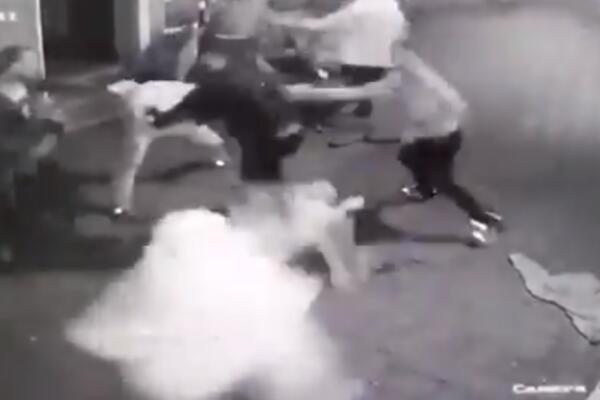 UZNEMIRUJUĆI SNIMAK TUČE U NOVOM SADU! Mladića na zemlji šutirali u glavu, ostao je da leži nepomično! (VIDEO)