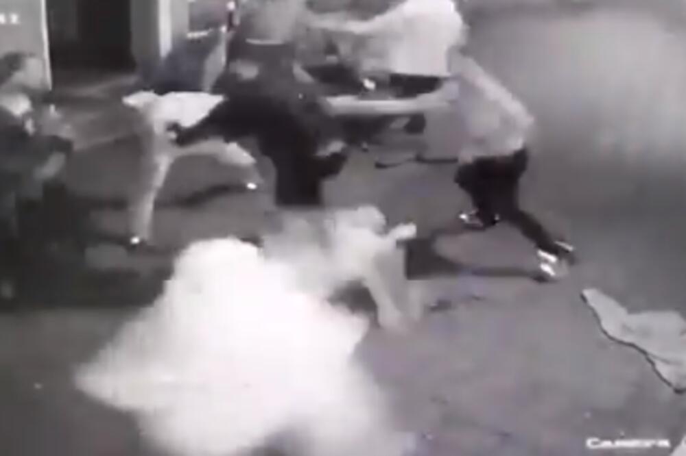 UZNEMIRUJUĆI SNIMAK TUČE U NOVOM SADU! Mladića na zemlji šutirali u glavu, ostao je da leži nepomično! (VIDEO)