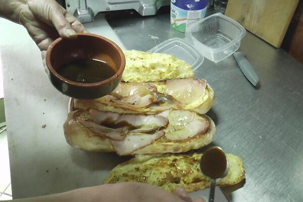 UŽIČANI NE ODUSTAJU OD NAJPOZNATIJEG LOKALNOG SPECIJALITETA: Najvažnije je da bude žuta,mekana i SA MASNIM DODACIMA