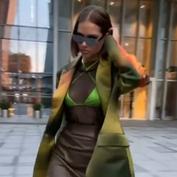 INSTRAGRAMUŠA POZIRALA GOLA NA UGROŽENOJ VRSTI: Pokušala da se IZVADI uradivši nešto još GLUPLJE (FOTO)