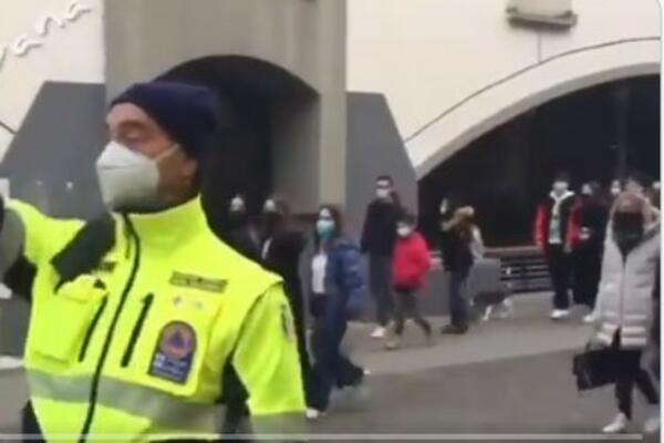 NEVEROVATAN SNIMAK IZ ITALIJE: Policajac reguliše saobraćaj među PEŠACIMA! NEĆETE VEROVATI ŠTA LJUDI MORAJU DA RADE