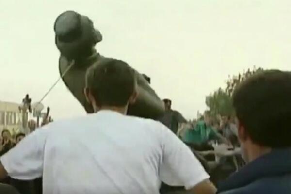 UNIŠTAVANJE SPOMENIKA NJEGOŠU I KARADŽIĆU U PRIŠTINI: Na snimku se vide sve strahote vandalizma i mržnje! (VIDEO)