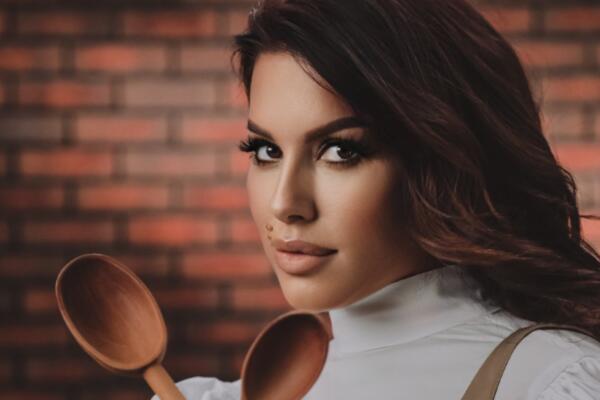 SVI POGLEDI UPRTI KA SEKINOM DEKOLTEU, OPET JE BILA BEZ BRUSA: Bujne GRUDI je teško savladala! (FOTO)