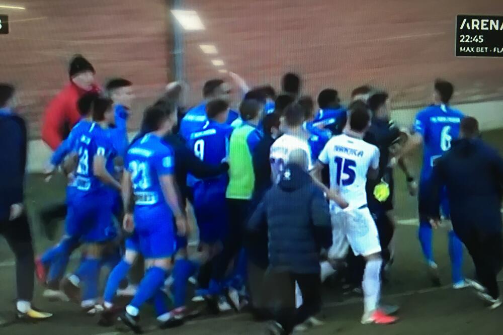 HAOS U IVANJICI: Besni Pazarci posle poništenog gola napali sudiju, cela klupa uskočila na teren! (FOTO/VIDEO)