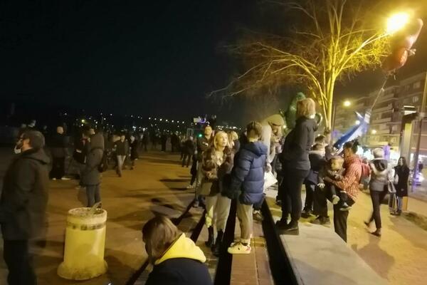 OPROŠTAJ OD KOGA SUZE SAME TEKU! Novosađani se opraštaju od Balaševića, ovo će se dugo pamtiti