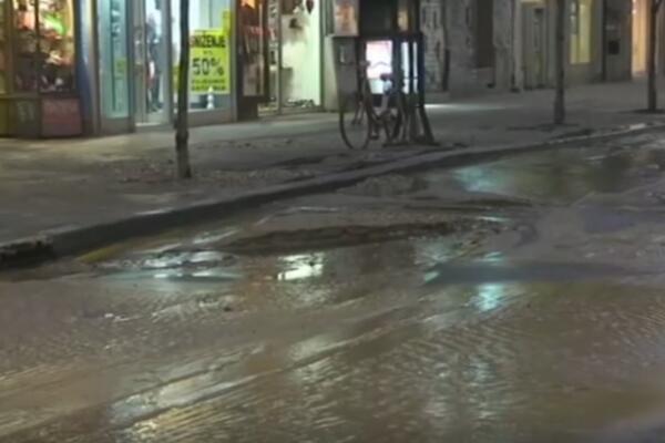 OGROMNA RUPA SE OTVORILA KOD BEOGRAĐANKE: Pukla velika vodovodna cev, u rupu UPAO AUTOBUS!