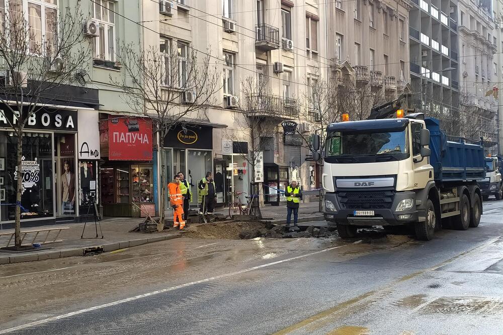 KOLAPS U CENTRU PRESTONICE: Zbog pucanja vodovodne cevi u dve ulice ogromne gužve