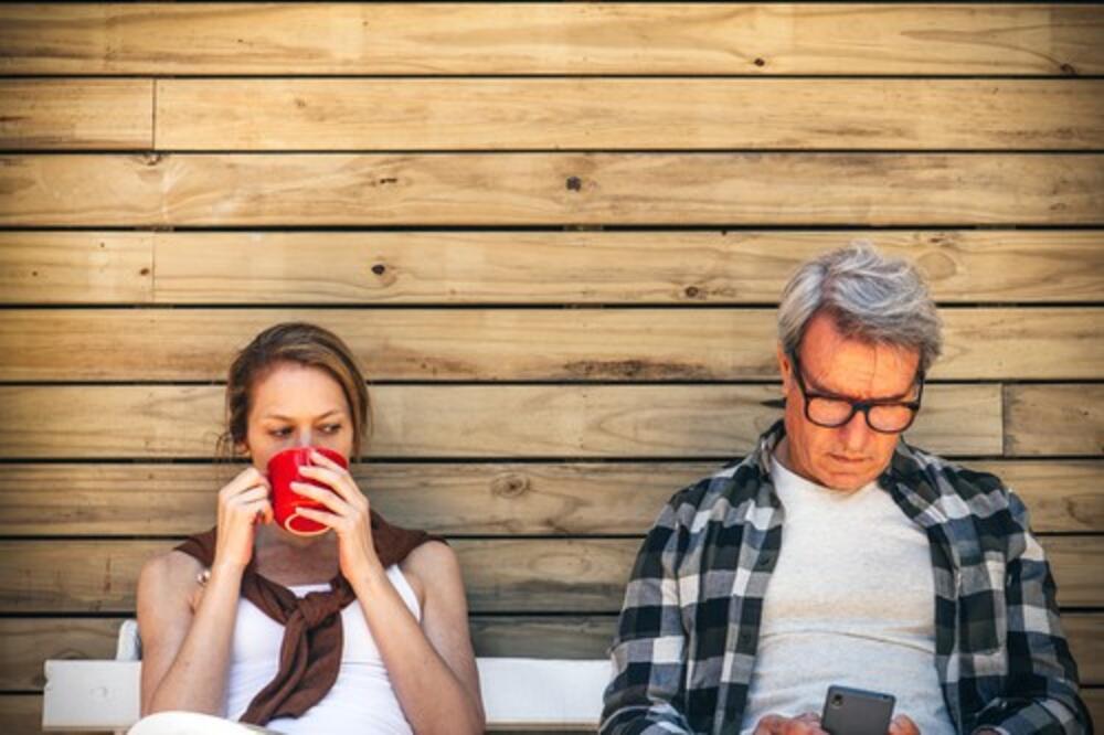 NAKON 17 GODINA BRAKA RAZVELA SE OD SVOG MUŽA ZBOG TRI SLIKE NA FEJSBUKU! Zbog te odluke se i dan danas kaje!